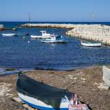 Il nostro punto di partenza � Portecchia, quello che si ipotizza sia stato il primo porticciolo del paese, dove ancora oggi trovano rifugio, fra ciottoli e alghe, gozzi colorati utilizzati per la pesca in prossimit� della costa